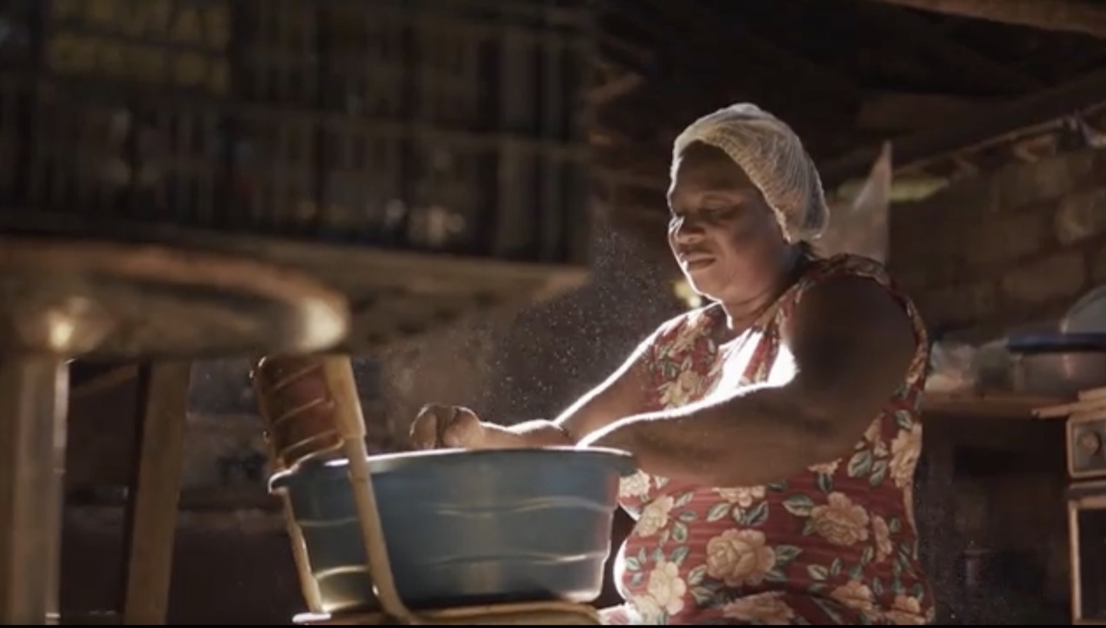 Mulher preparando alimentos em cena do filme produzido para o CEPP