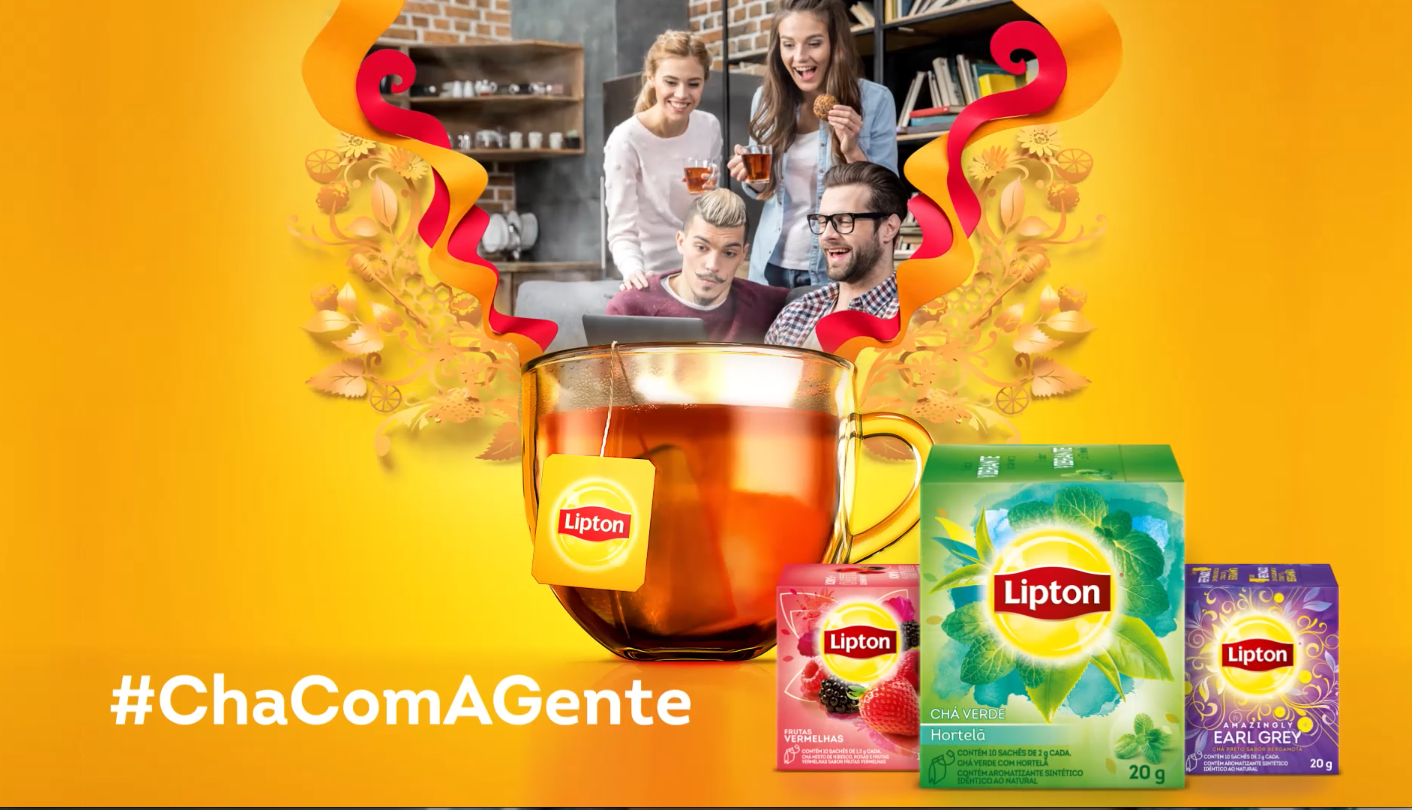 Campanha Lipton com grupo de pessoas e produtos